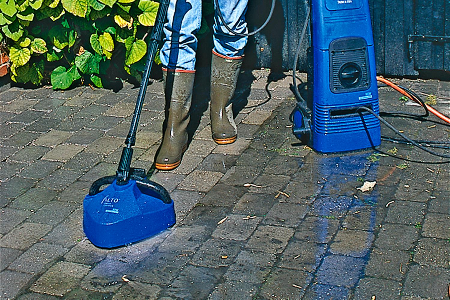 Steinene renses best med en terrasserenser. Den ødelegger ikke steinene.